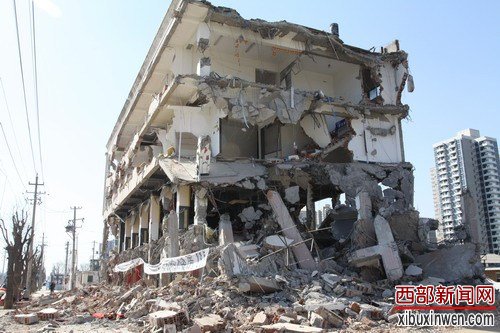 其实,在碧源商厦“塌”掉的整个事件中,长安区文管办被指充当了从“蜜月”到“帮凶”的角色。