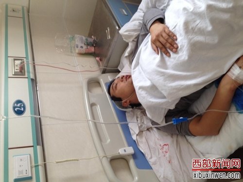 被打伤的杨成在医院接受治疗 肖康 摄