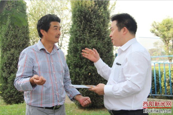 中国科学院陕西省信息网络与软件创新工程中心总经理游建刚(左)在接受科教网专访