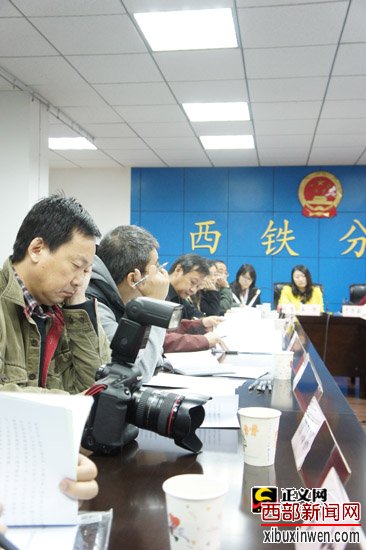 “看得见的正义”中央新闻媒体采访团记者参与座谈。林平 摄