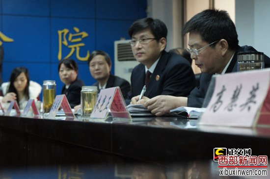 “看得见的正义”中央新闻媒体采访团于25日抵达陕西,图为陕西铁检机关负责人记者进行座谈。林平 摄