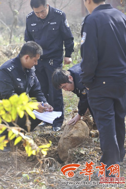 埋入土中的炸彈被村民再次挖出來,炸彈表面鏽跡斑斑,高陵警方前來處理 本報記者苗波攝