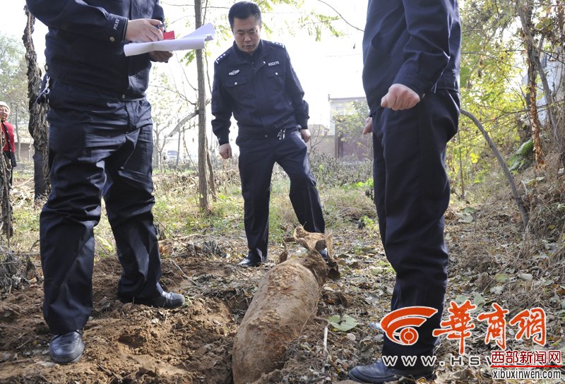 埋入土中的炸彈被村民再次挖出來,炸彈表面鏽跡斑斑,高陵警方前來處理 本報記者苗波攝