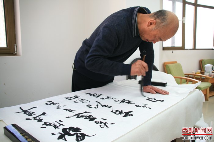 中國書法藝術研究院研究員,河南王鐸故裡書畫院名譽院長,陝西渭北書畫院副院長楊明輝進行書法創作 呼雙鵬攝