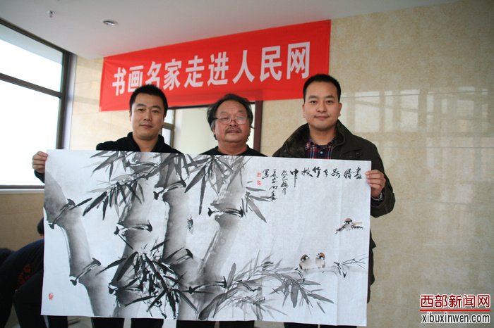 人民日報社甘肅分社總編輯曹樹林(右一)人民網甘肅書畫頻道負責人楊祥智(左一)與書畫家劉西秦合影留念 呼雙鵬攝