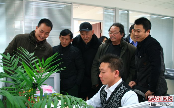 人民日報社甘肅分社總編輯曹樹林(左一)陪同書法家聽取書畫頻道欄目介紹 呼雙鵬攝