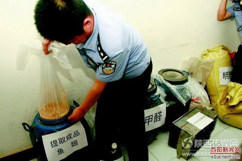 5 陕西千万元重奖危害食品安全犯罪举报人
2013年5月15日,陕西省政府拿出一千万元用于对举报危害食品安全犯罪线索的群众重奖。
从2013年5月起至年底,陕西省公安厅组织全省公安机关深入开展打击危害食品安全犯罪专项行动。这次专项行动坚持把破大案、打团伙、端窝点、捣网络、除源头作为主攻方向,共破获危害食品安全犯罪案件2452起,抓获违法犯罪嫌疑人员3592人,打掉犯罪团伙293个,捣毁“黑作坊”、“黑工厂”、“黑市场”、“黑窝点”2329个,涉案金额7亿余元,并成功侦办了43起公安部督办案件、22起省公安厅督办案件及一大批有影响的食品安全犯罪案件,有力保卫了百姓餐桌安全。