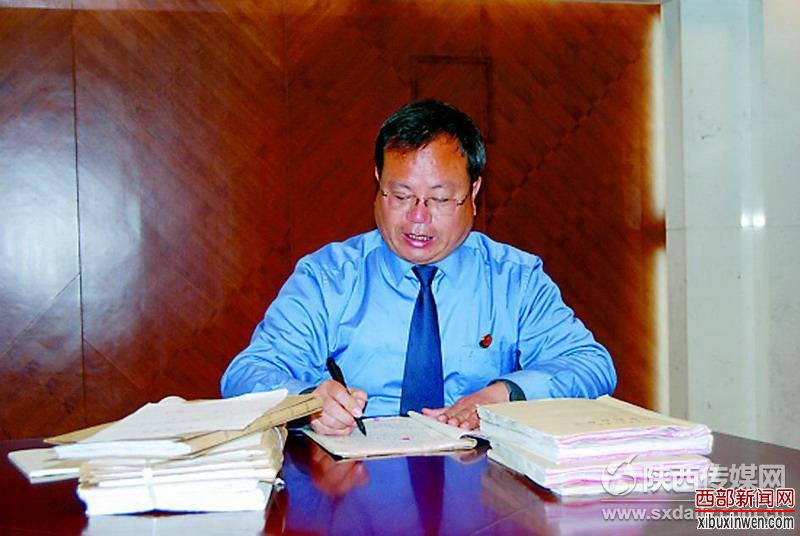 3 刘宝奇荣膺全国“最美检察官”
陕西省人民检察院公诉二处原助理检察员刘宝奇荣膺全国10名“最美检察官”。
刘宝奇1987年大学毕业被分配到铜川市王益区检察院,2007年被遴选到省检察院公诉二处任助理检察员,主要负责办理死刑二审案件。从检26年来,刘宝奇坚守信念,一心为民,勤勉务实,先后办理批捕、公诉、死刑、二审案件1000多件,无一差错。2013年7月30日,刘宝奇冒着酷暑赴安康市旬阳县出席两起死刑二审案件法庭支持公诉工作,因劳累过度突发脑溢血倒在公诉席上,经抢救无效因公殉职,年仅48岁。
