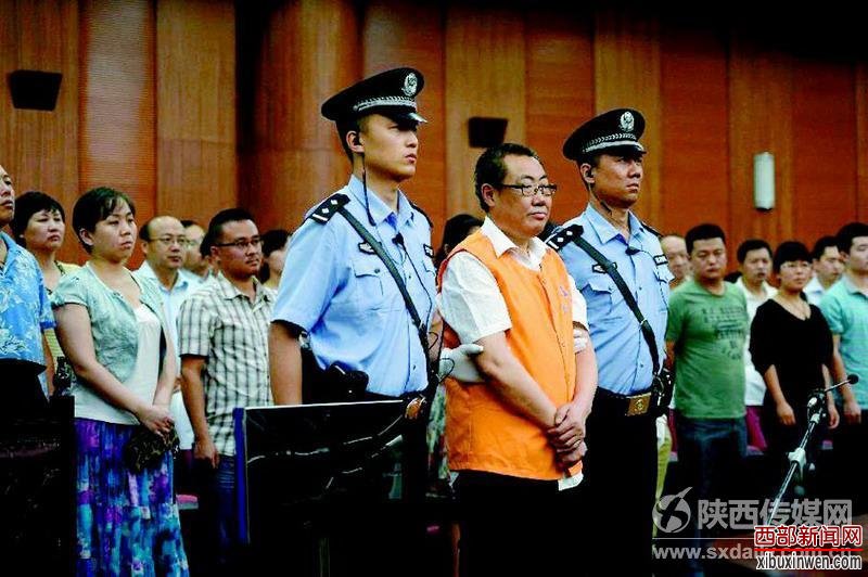 6 陕西四厅官落马,查处职务犯罪上千人
2013年,陕西省检察机关查办贪污贿赂案件涉及上千人,相继查办了陕西省安监局原局长杨达才受贿、巨额财产来源不明案,省交通厅原副巡视员杜必栋在机关基建项目中收受巨额贿赂案,西安住房公积金管理中心原主任薛华锋受贿案等4名厅级以上干部涉嫌重大贪污贿赂案件。