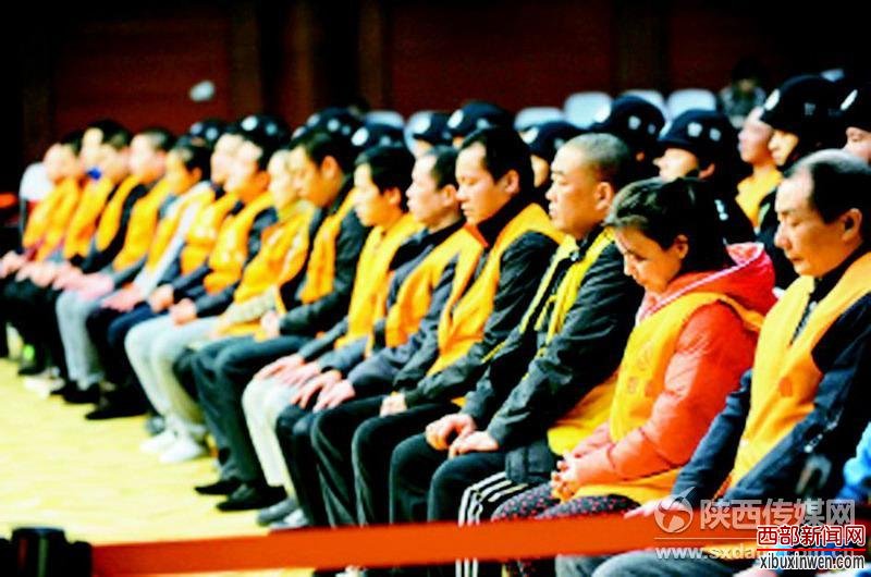 7 陕西近年最大一起黑社会案公开宣判
2013年11月25日,西安市中级人民法院对陕西近年来最大的一起黑社会性质组织犯罪案件进行了公开宣判。
该起案件的涉案人员共有34人,被指控涉嫌犯组织、领导、参加黑社会性质组织罪、开设赌场罪、故意伤害罪、强迫交易罪、寻衅滋事罪、妨害公务罪、交通肇事罪等多项罪名,案卷多达101册。法院宣判,该组织的主要领导者王伟犯组织、领导黑社会性质组织罪,开设赌场罪,故意伤害罪,强迫交易罪,聚众斗殴罪,妨害公务罪,数罪并罚决定执行有期徒刑十五年;其他33名犯罪嫌疑人得到了相应的刑罚。