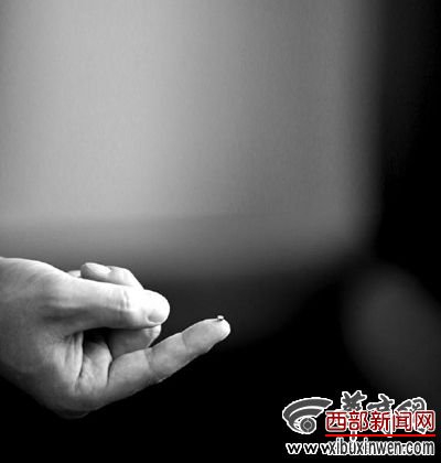 手指上如米粒大的袖珍耳机 本组图片由华商报记者 赵航 摄 手指上如米粒大的袖珍耳机 本组图片由华商报记者 赵航 摄