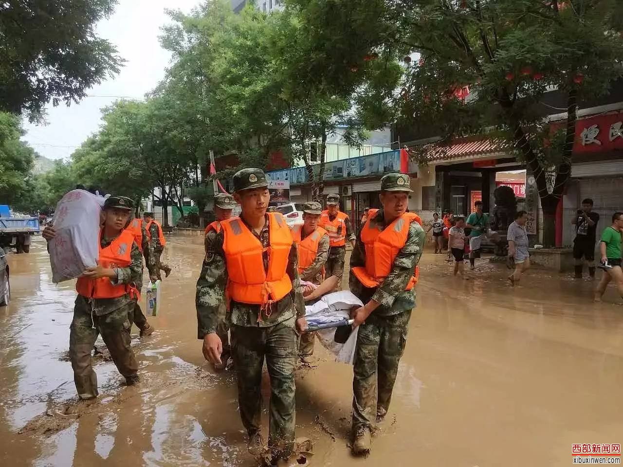 △陕西子洲县特大洪灾,救援人员进行抢险工作。图/视觉中国